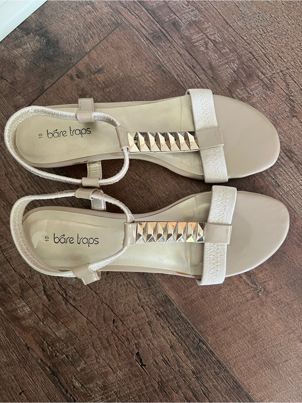 Bare Traps beige/gold T-strap sandals metallic stud detail Sz 10’womem